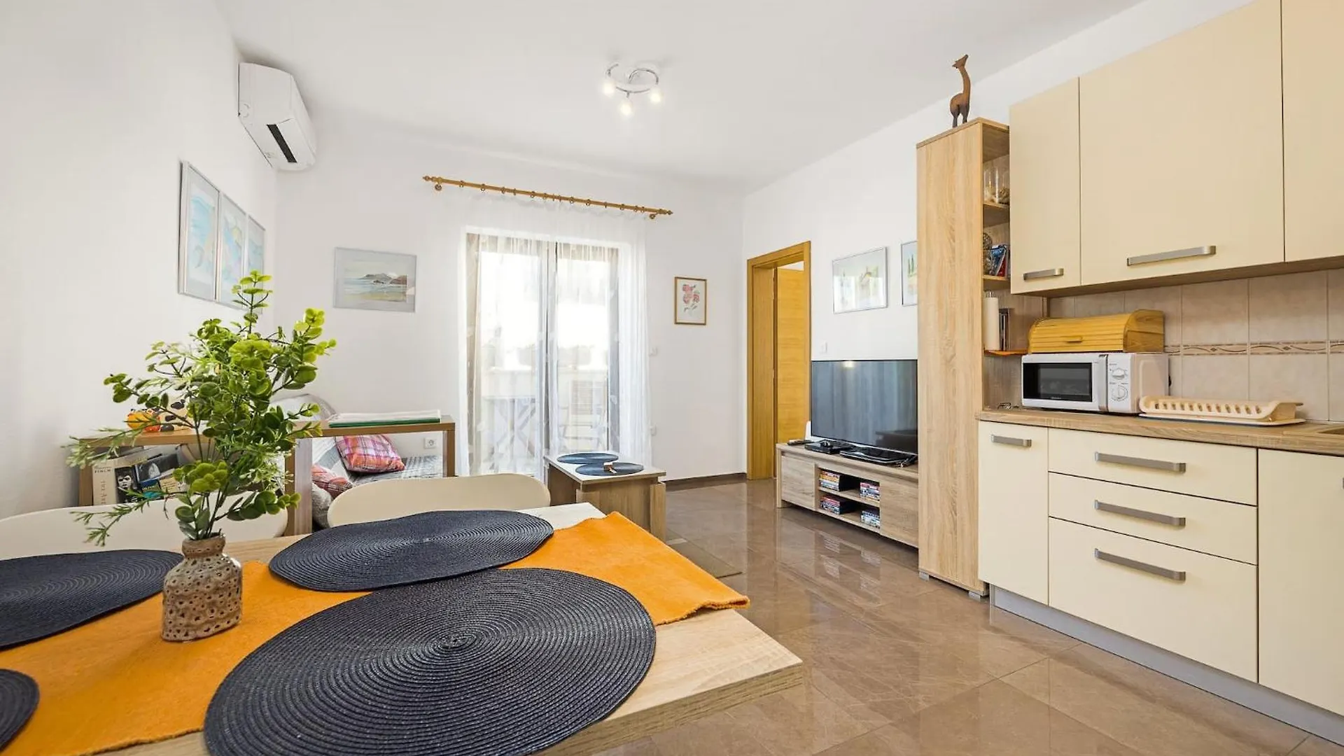 Apartment Tania بولا 0*,